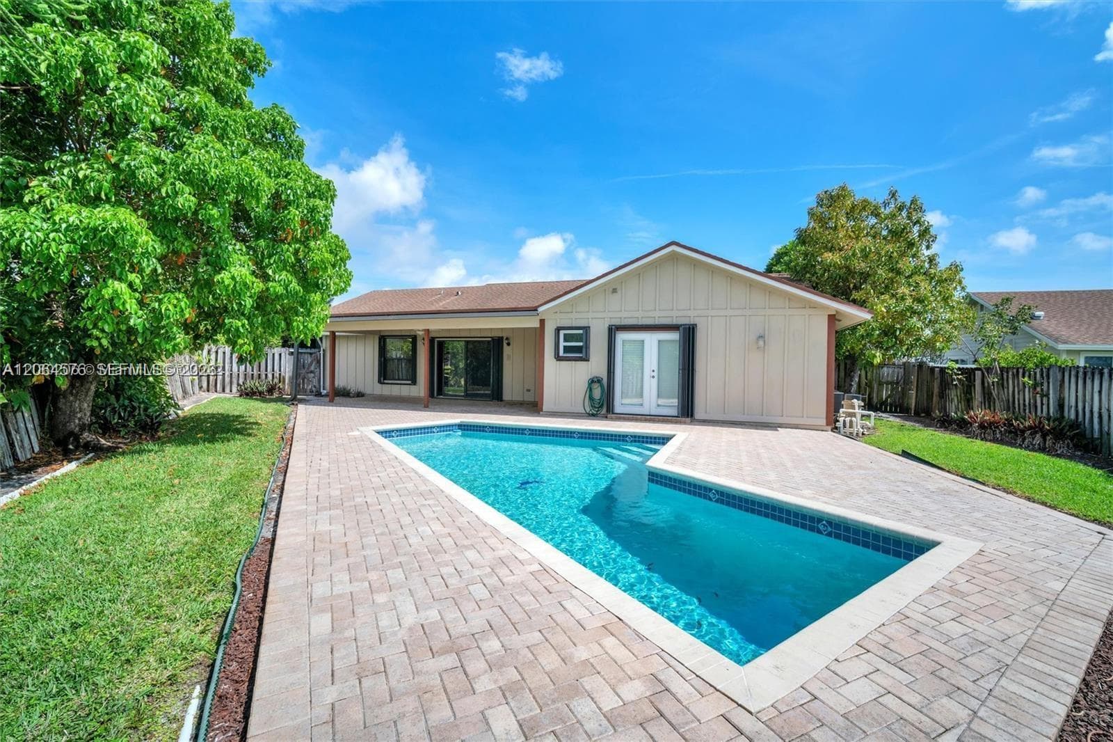 372 NW 35th Pl photo 10