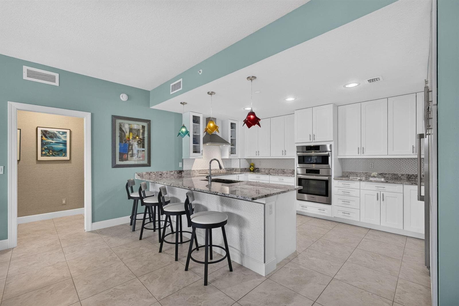 Kitchen bar