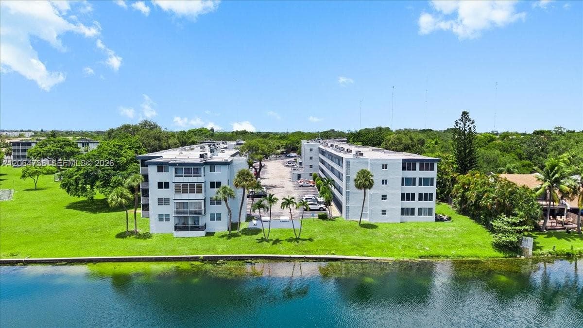 ROYAL OAKS · #414 in Miami - Photo 18