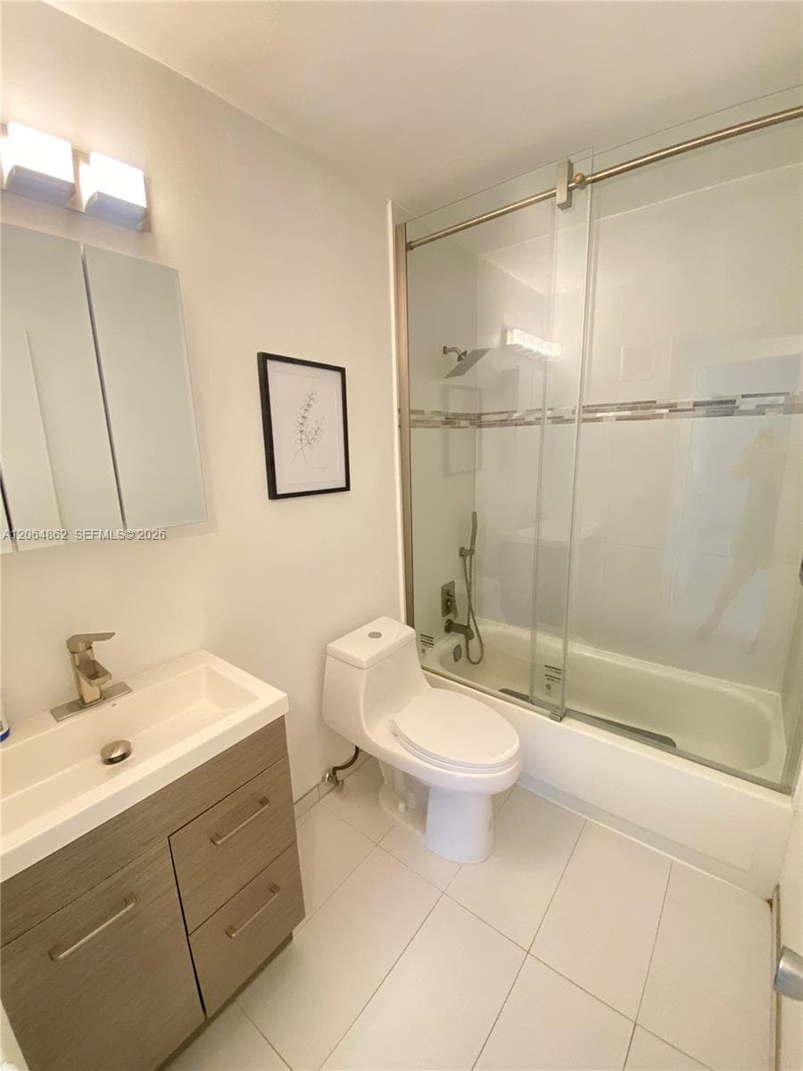 Bathroom #1/Hallway bathroom