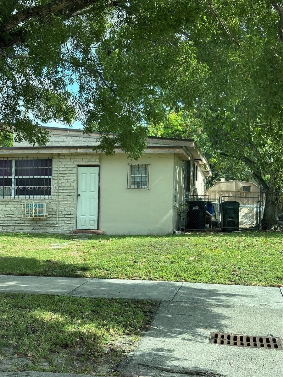 1300 SW 58th Ave photo 3