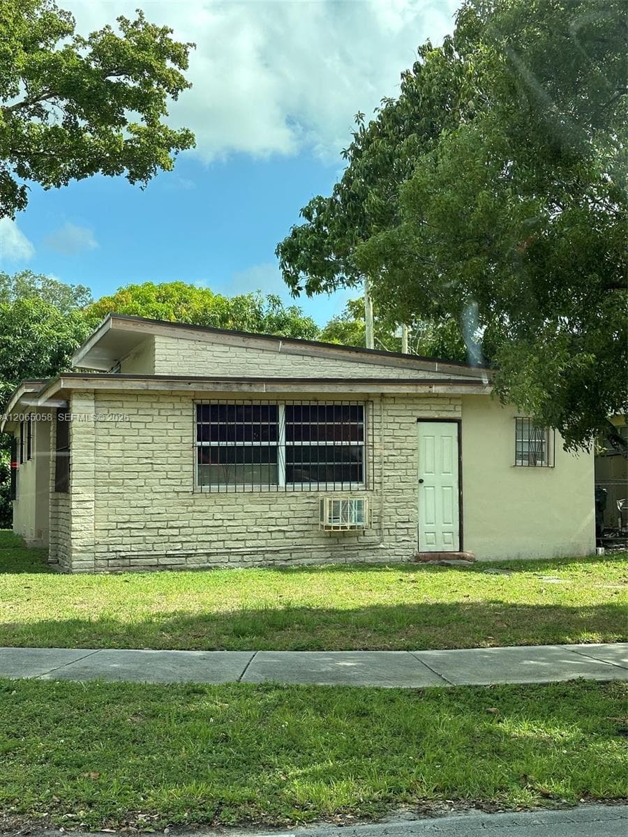 1300 SW 58th Ave photo 4