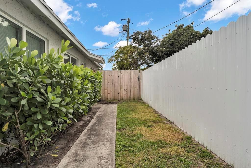 1320 Wellington St WPB - B - 002