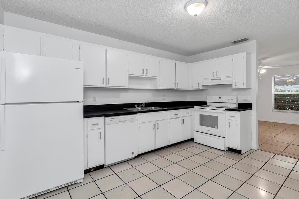 1320 Wellington St WPB - B - 012