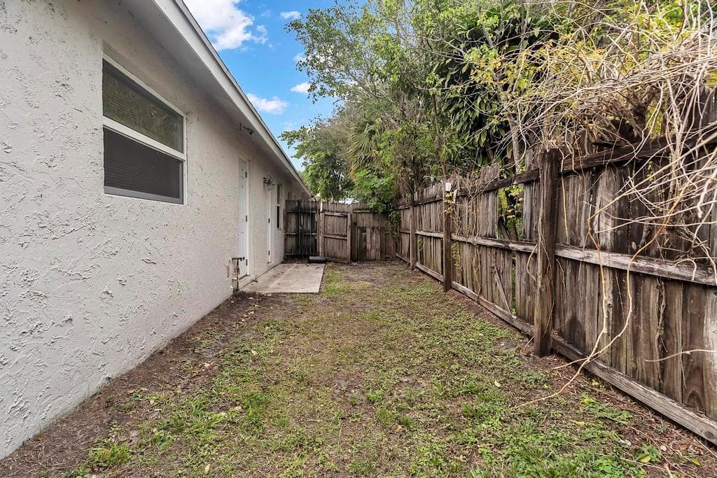 1320 Wellington St WPB - B - 034