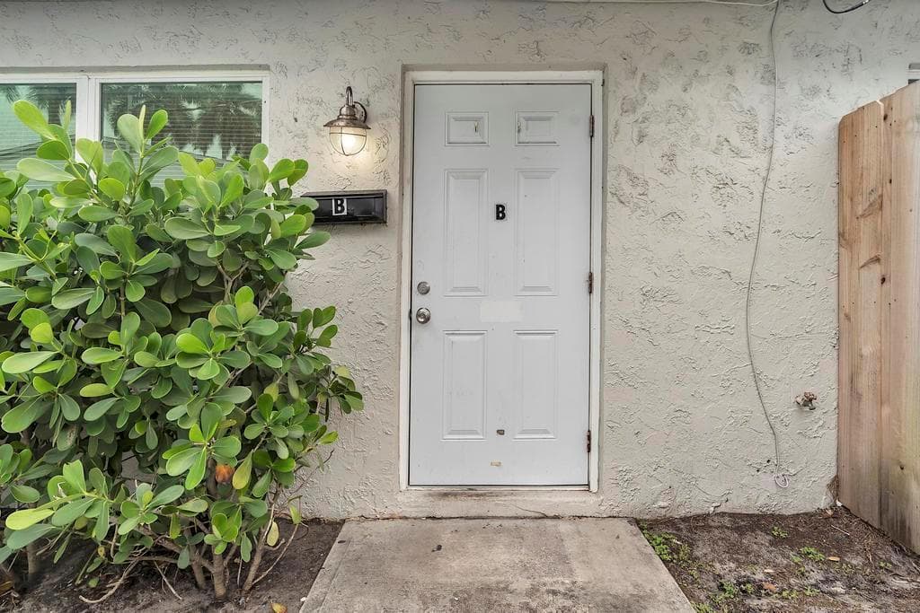 1320 Wellington St WPB - B - 003