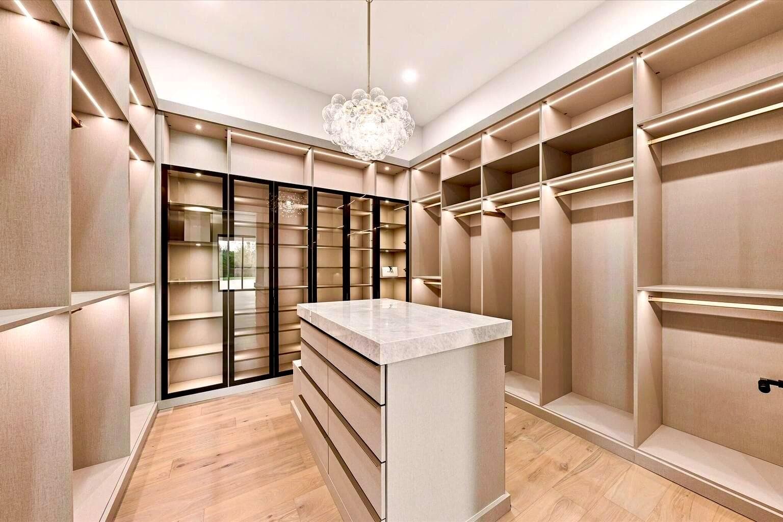 Hers Closet
