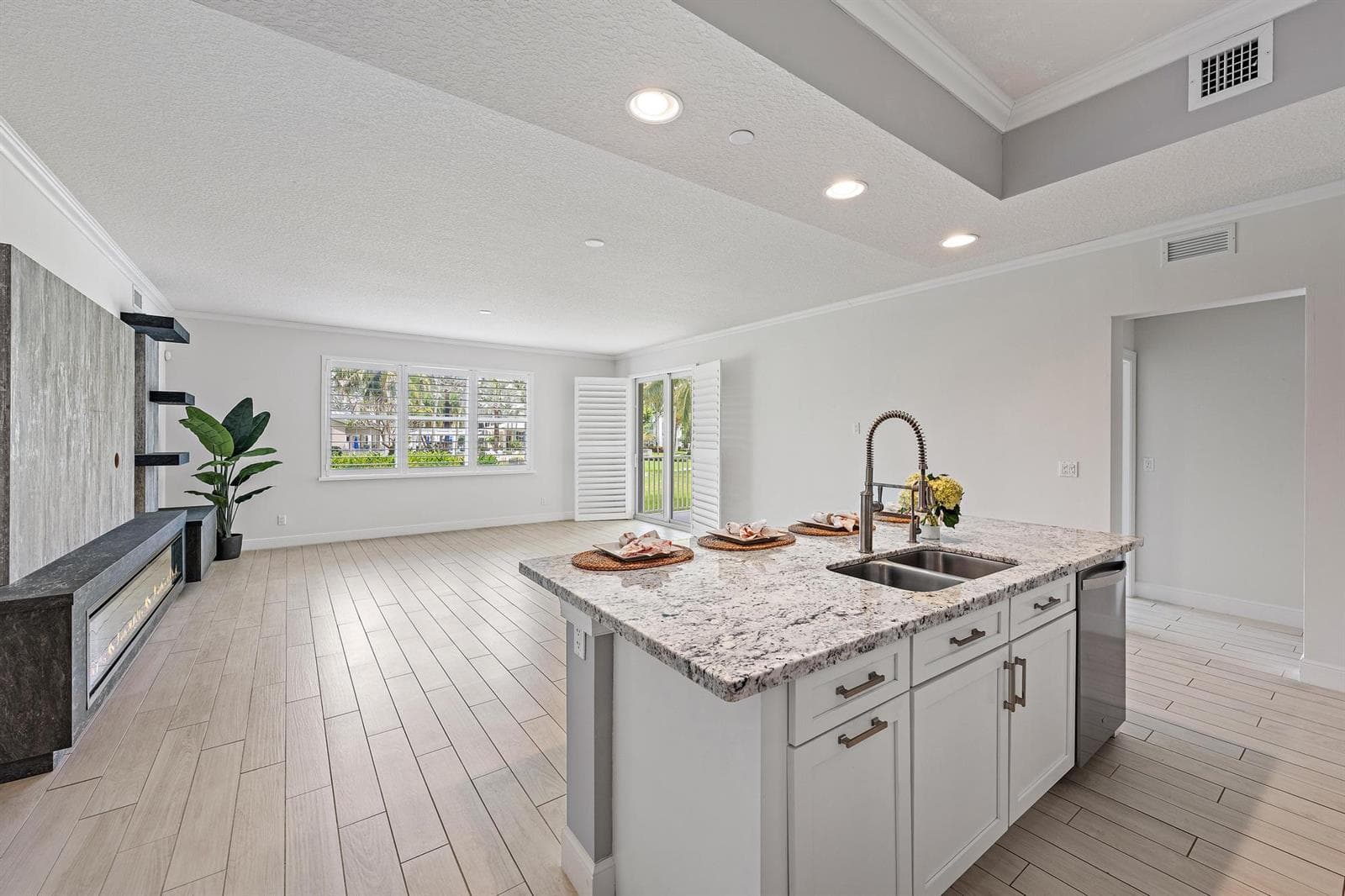 411 Bay Colony Dr N-15