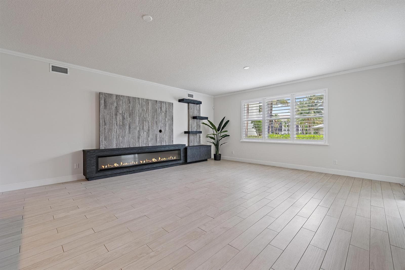 411 Bay Colony Dr N-16
