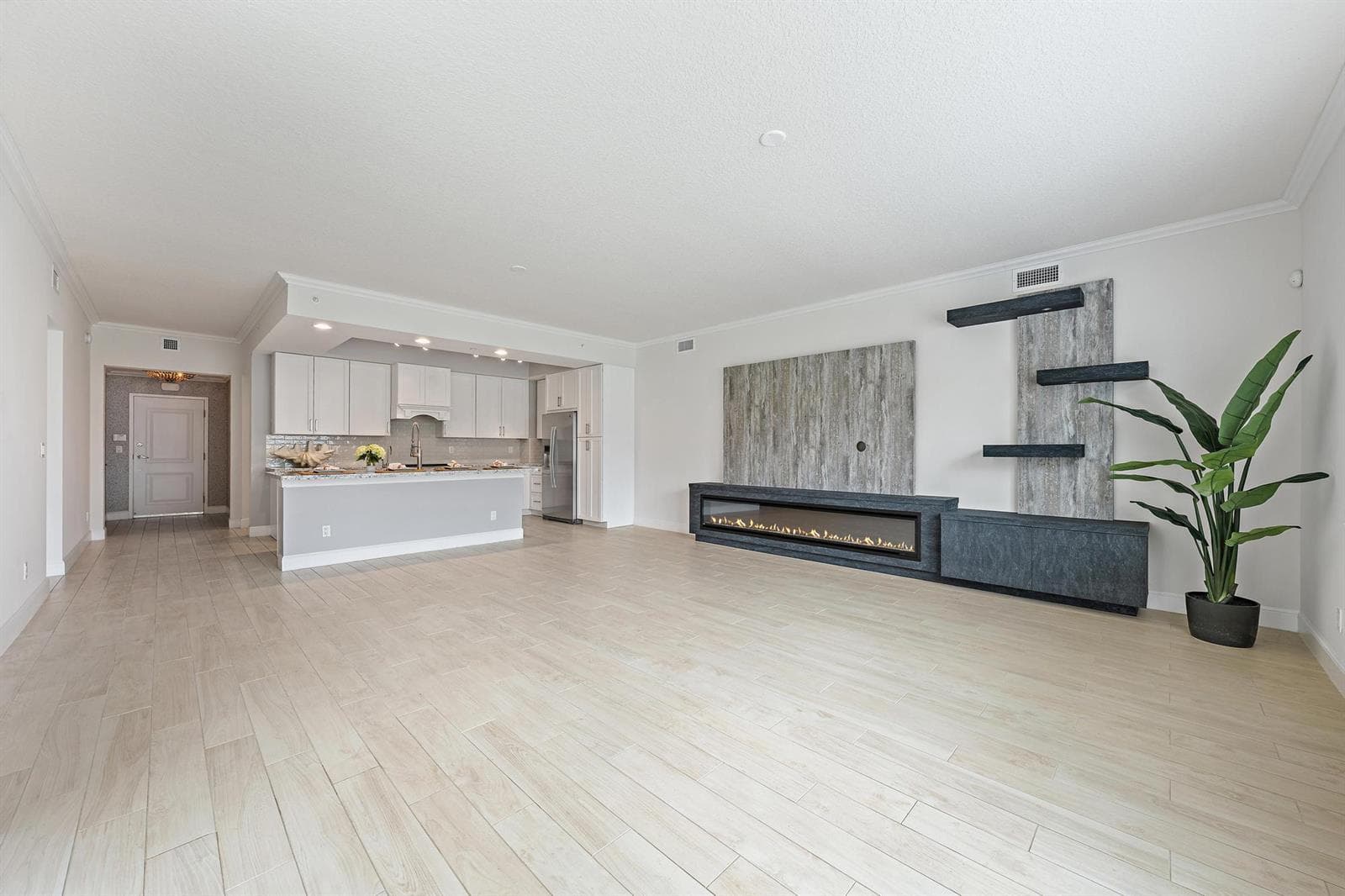 411 Bay Colony Dr N-18