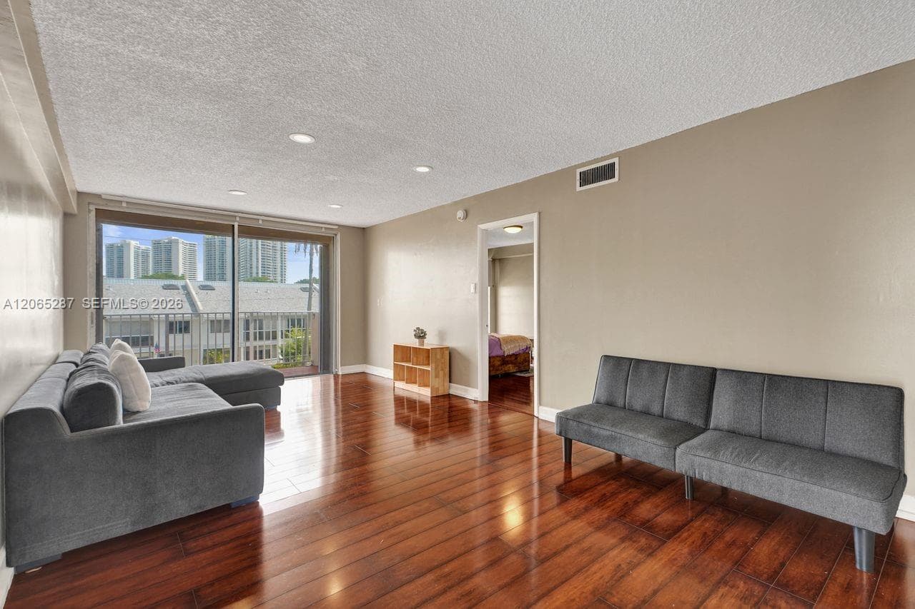 SUNNY SHORES CONDO · #301 in North Miami Beach - Photo 4