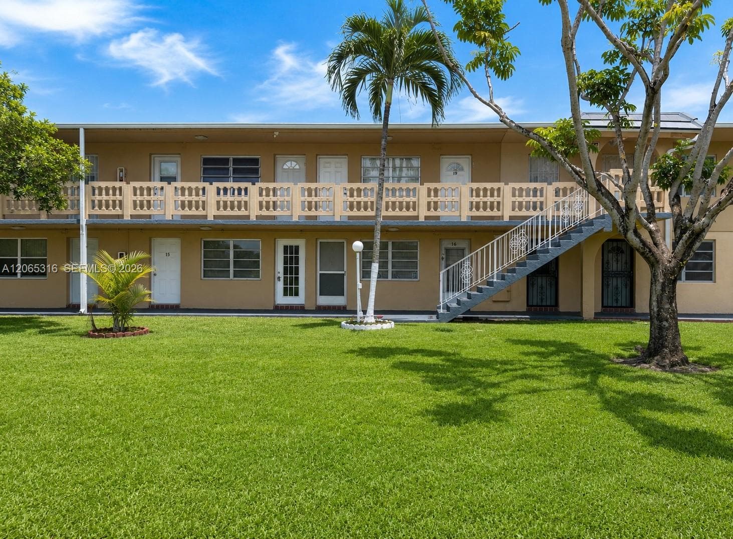 Well-maintained building located within the desirable Ro-Mont South 55+ community.