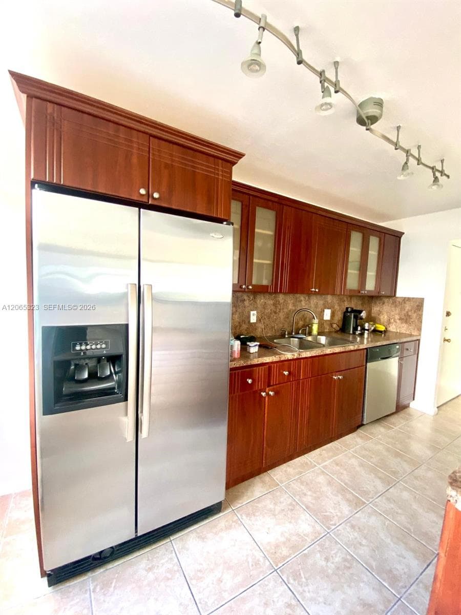 WILSHIRE CONDO · #713E in Miami - Photo 3