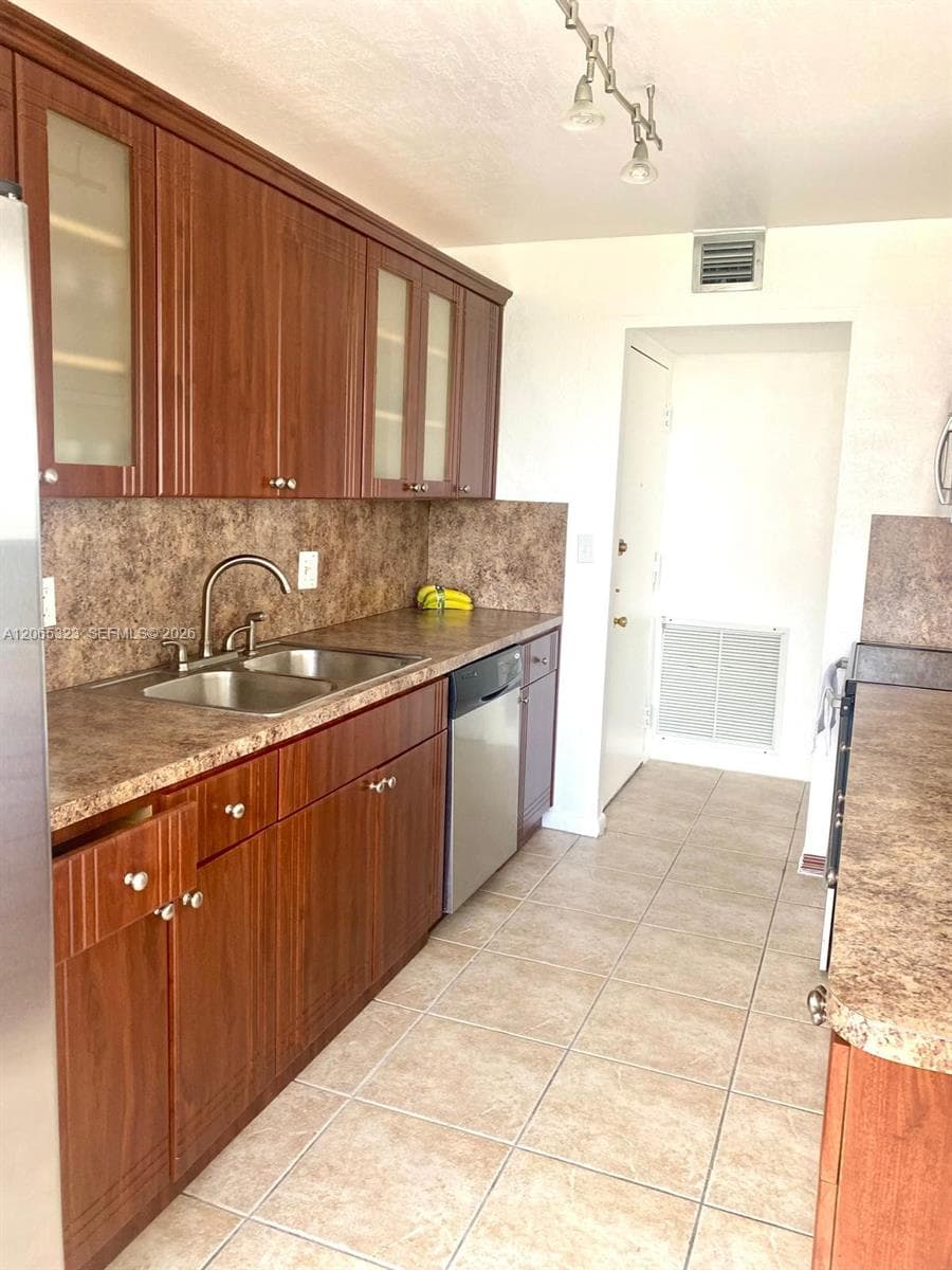 WILSHIRE CONDO · #713E in Miami - Photo 4