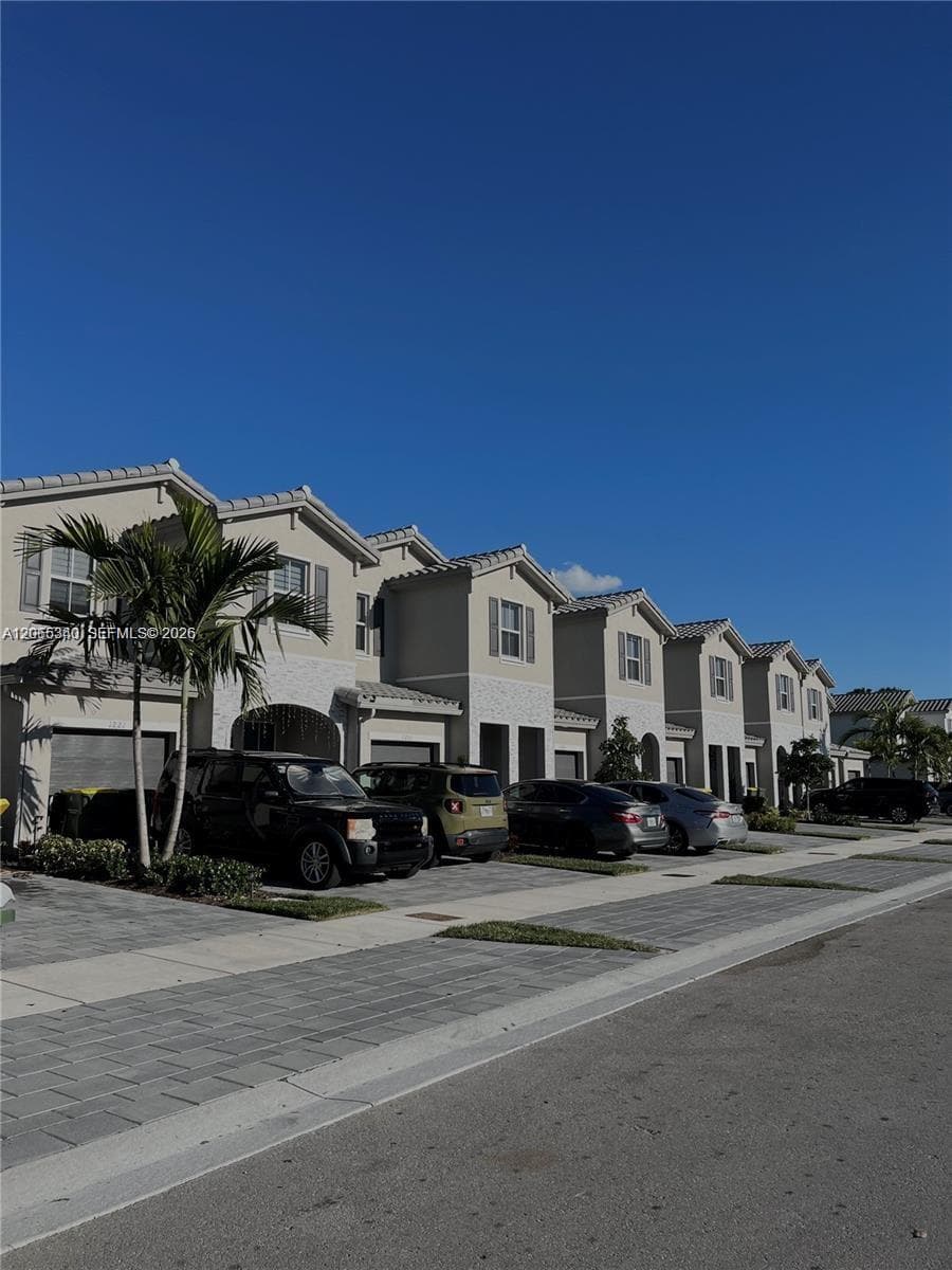 1211 SE 27th Ter photo 2