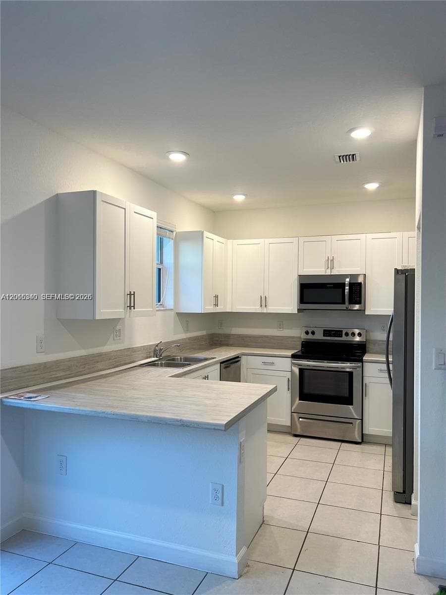 1211 SE 27th Ter photo 3