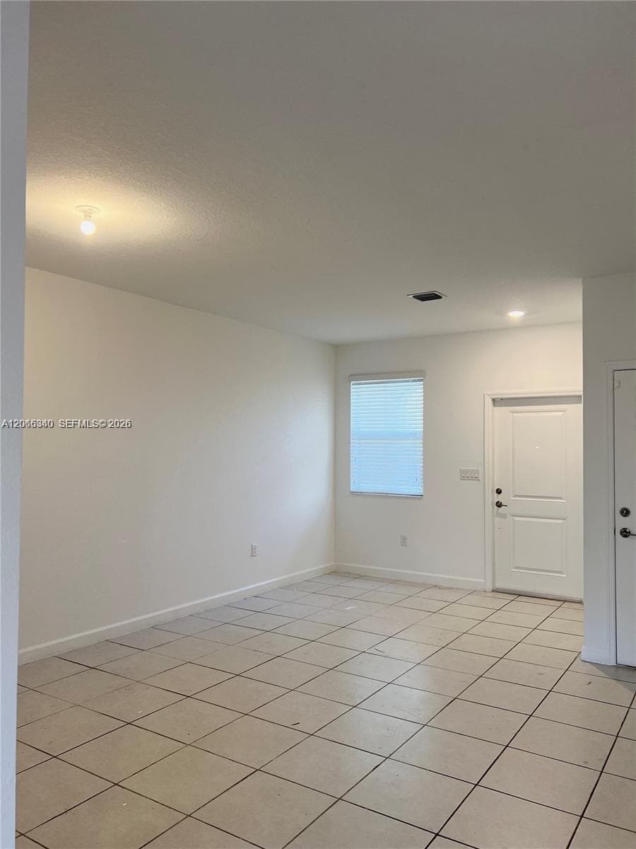 1211 SE 27th Ter photo 4