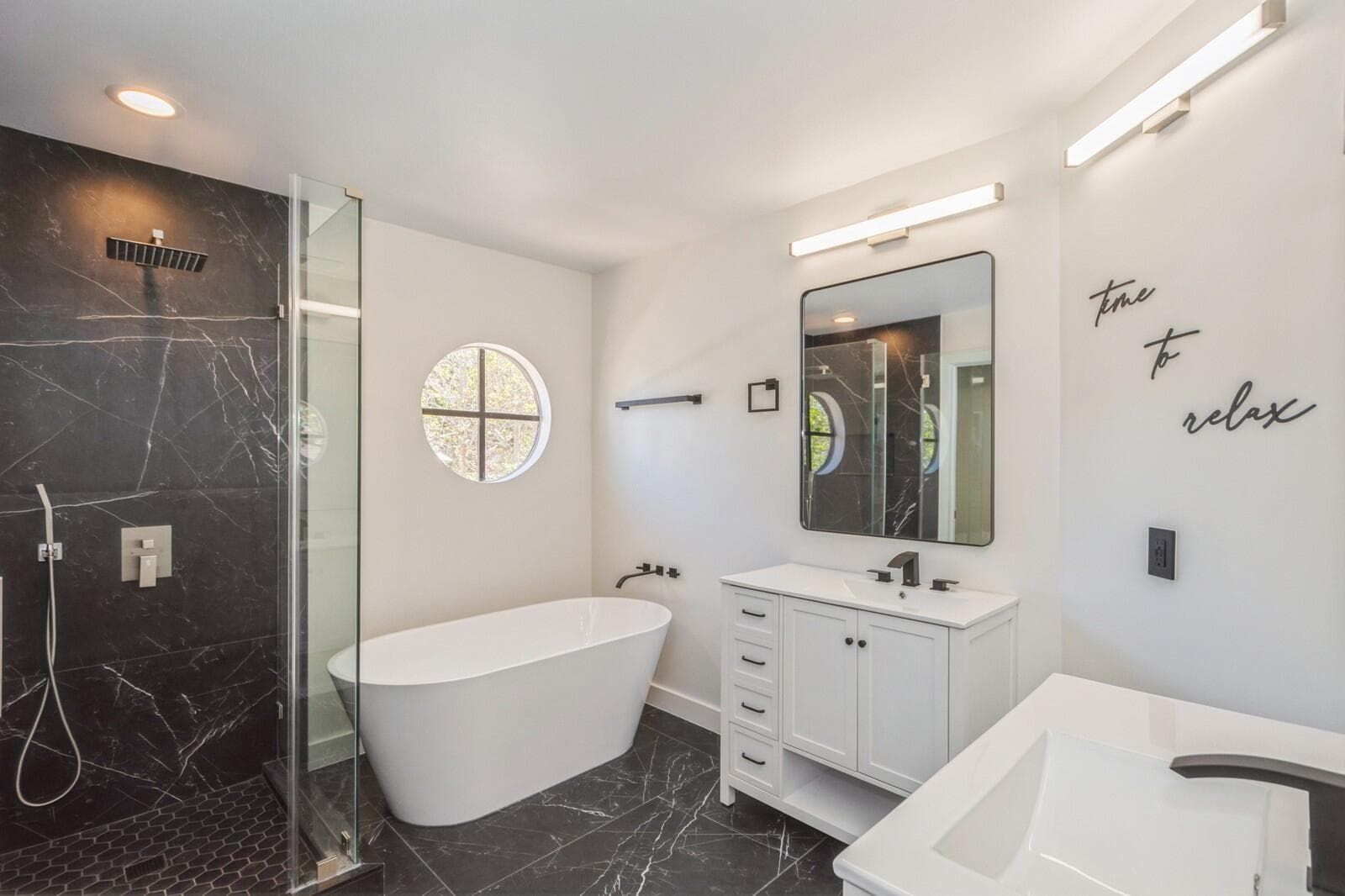 24_5504FoxHollowDr_13_PrimaryBathroom_La