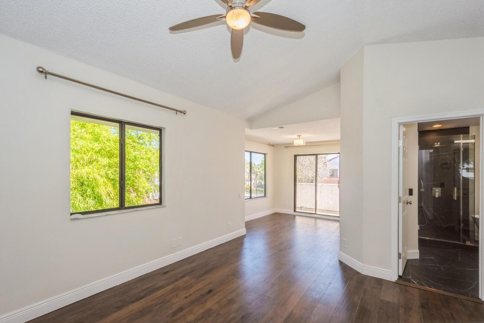 21_5504FoxHollowDr_14_PrimaryBedroom_Lar