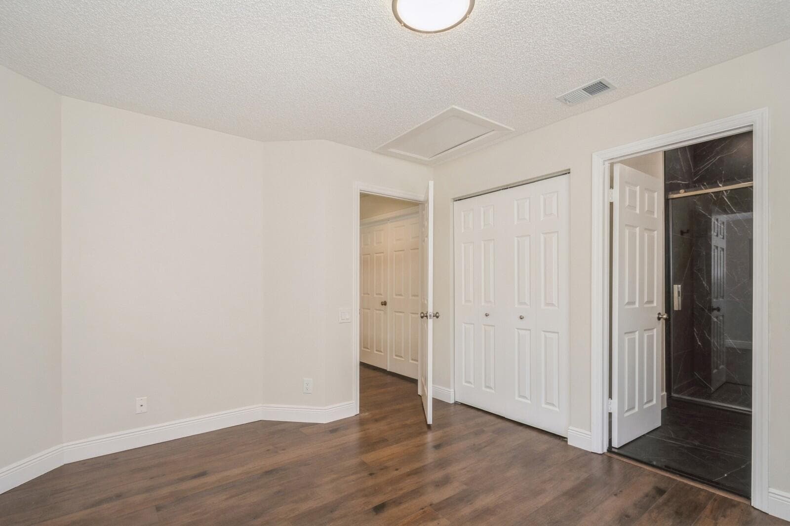 30_5504FoxHollowDr_153002_2ndBedroom_Lar