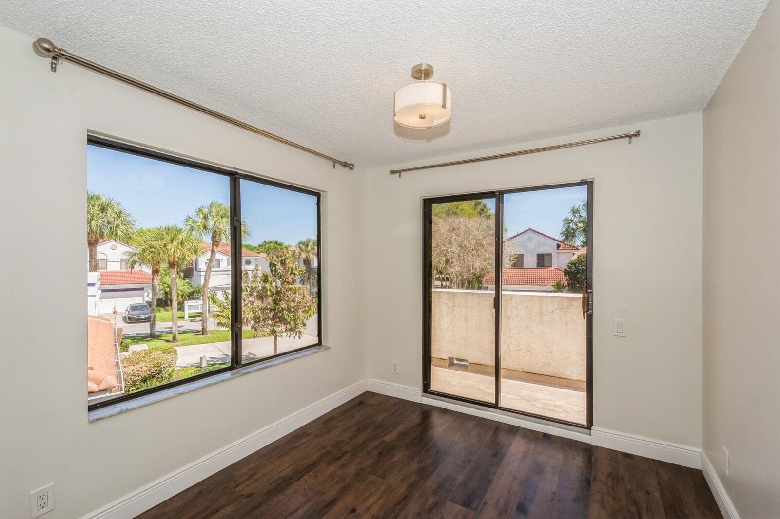 22_5504FoxHollowDr_178_PrimaryBedroom_La