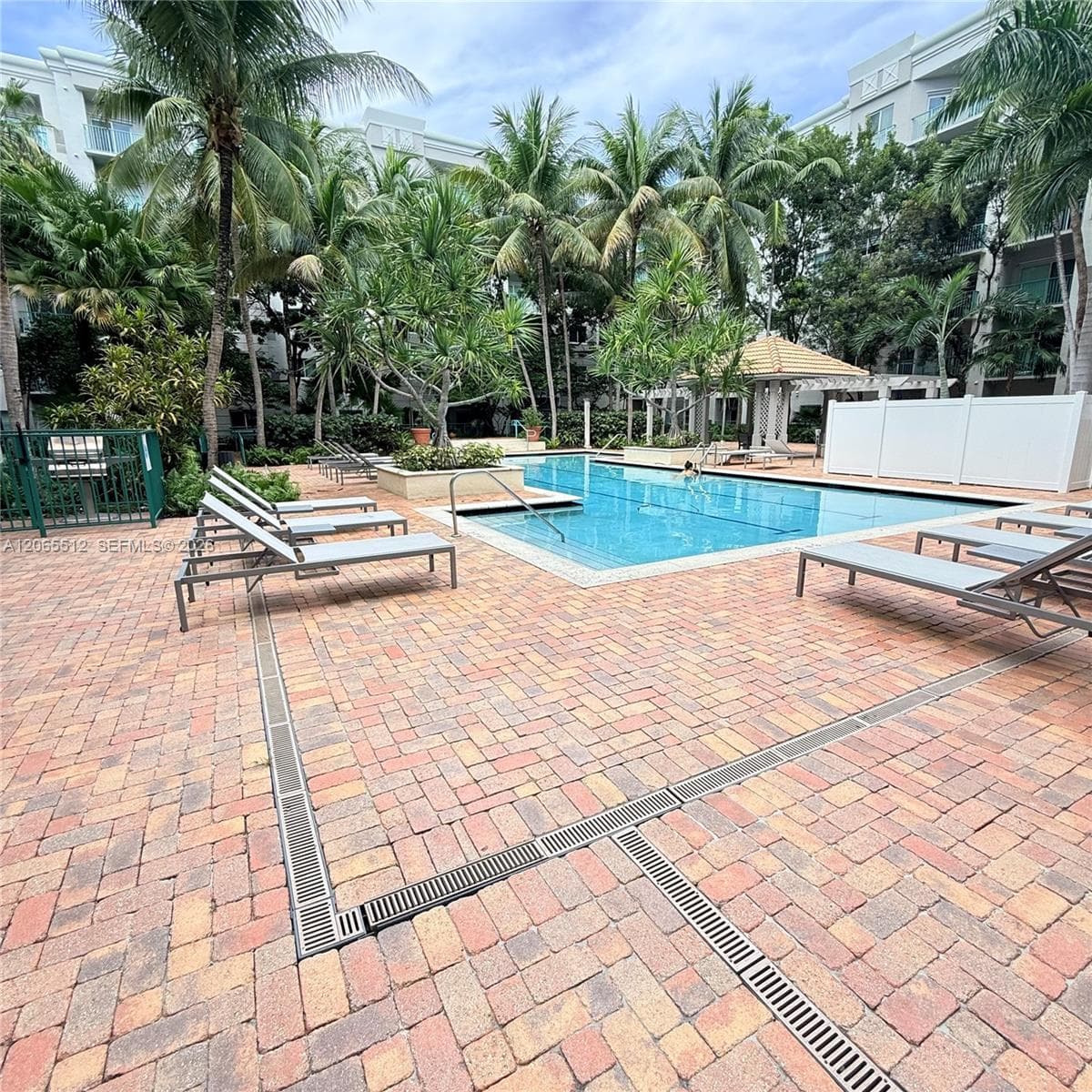 VALENCIA CONDO · #146 in South Miami - Photo 22