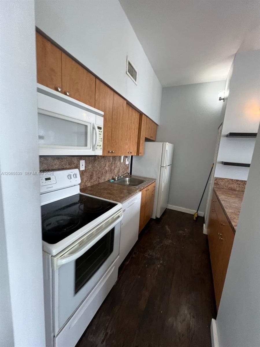 ROYAL PALMS CONDO · #111 in Hialeah - Photo 2