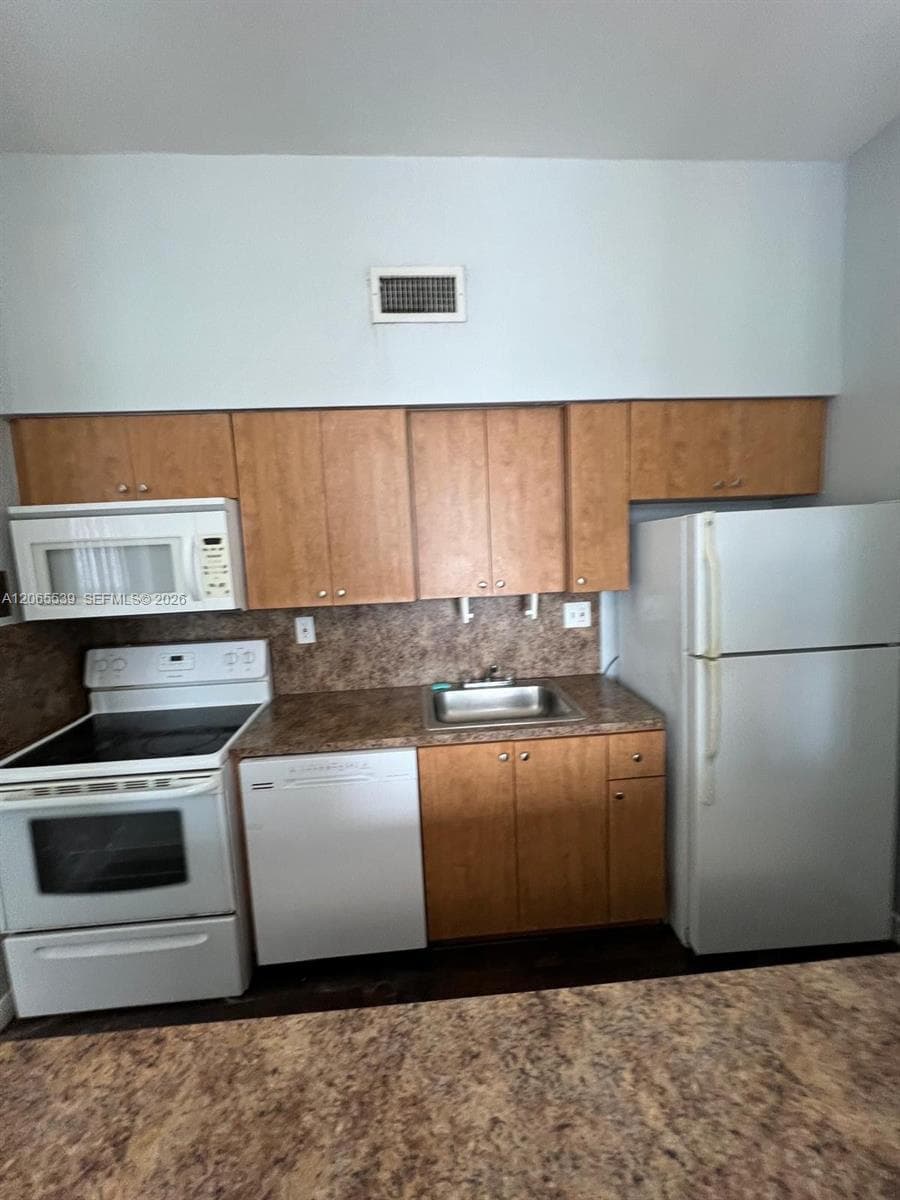 ROYAL PALMS CONDO · #111 in Hialeah - Photo 3