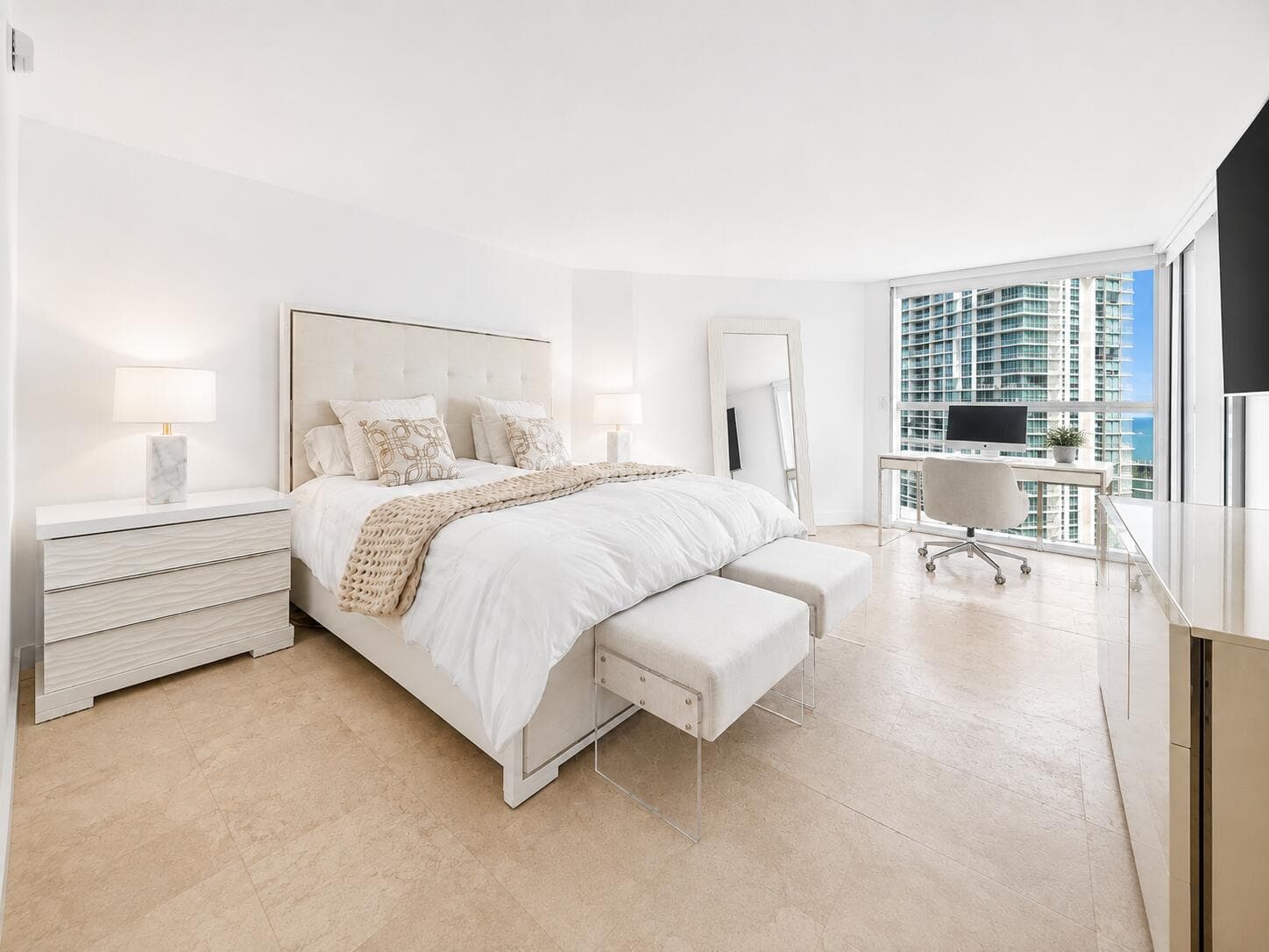 MASTERBEDROOM
