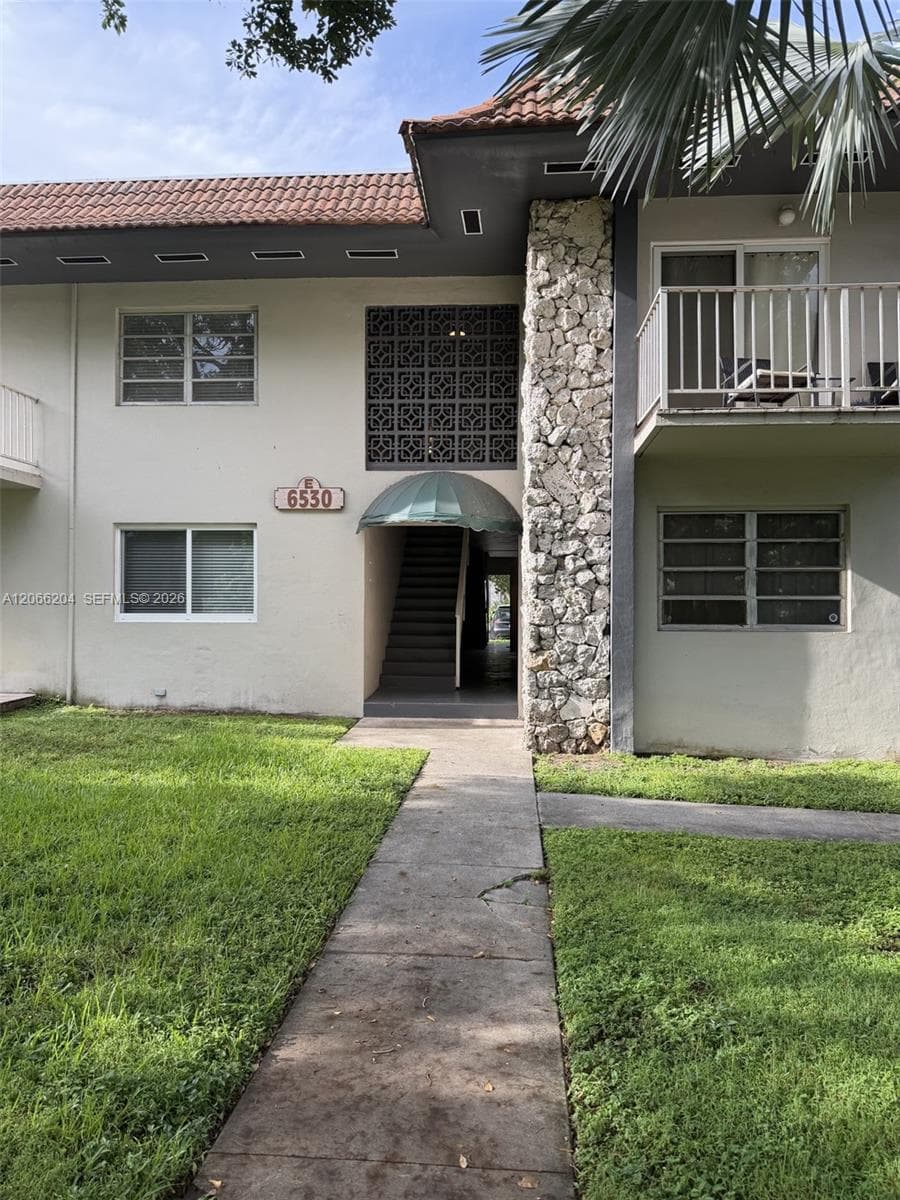 LAKE PLACID CONDO · #E17 in Miami Lakes - Photo 2