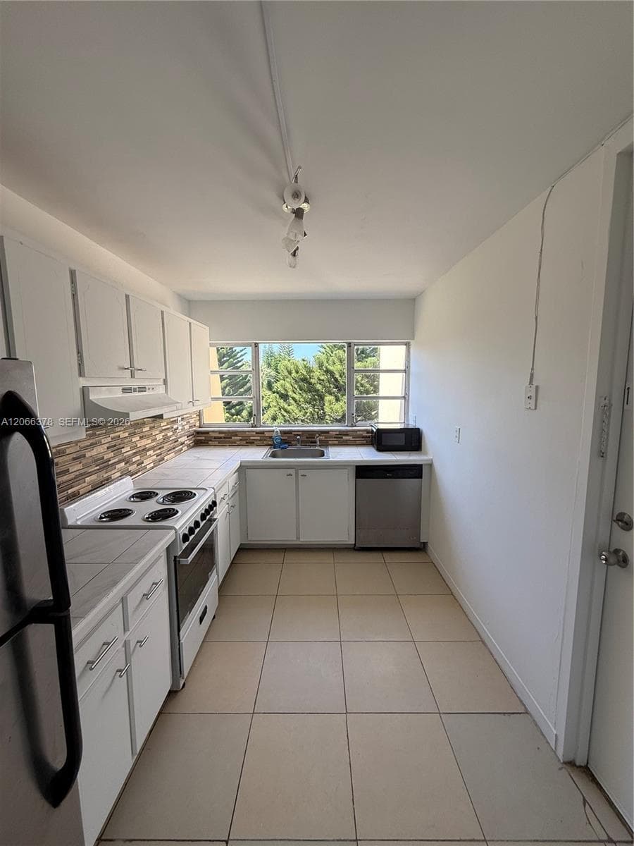 Lake Park Condominium · #4K in Miami - Photo 1
