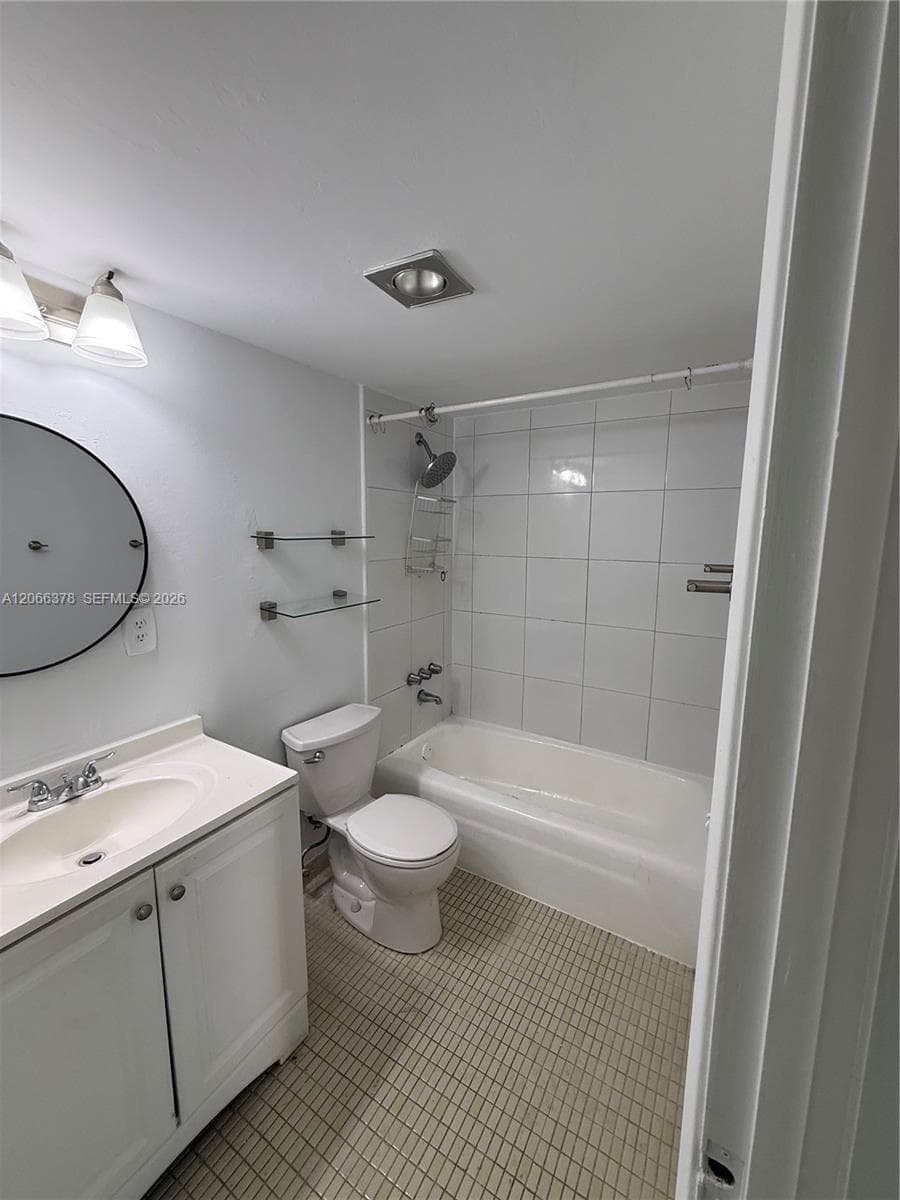 Lake Park Condominium · #4K in Miami - Photo 9