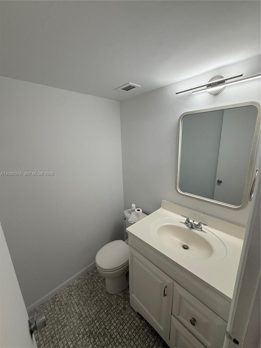 Lake Park Condominium · #4K in Miami - Photo 8