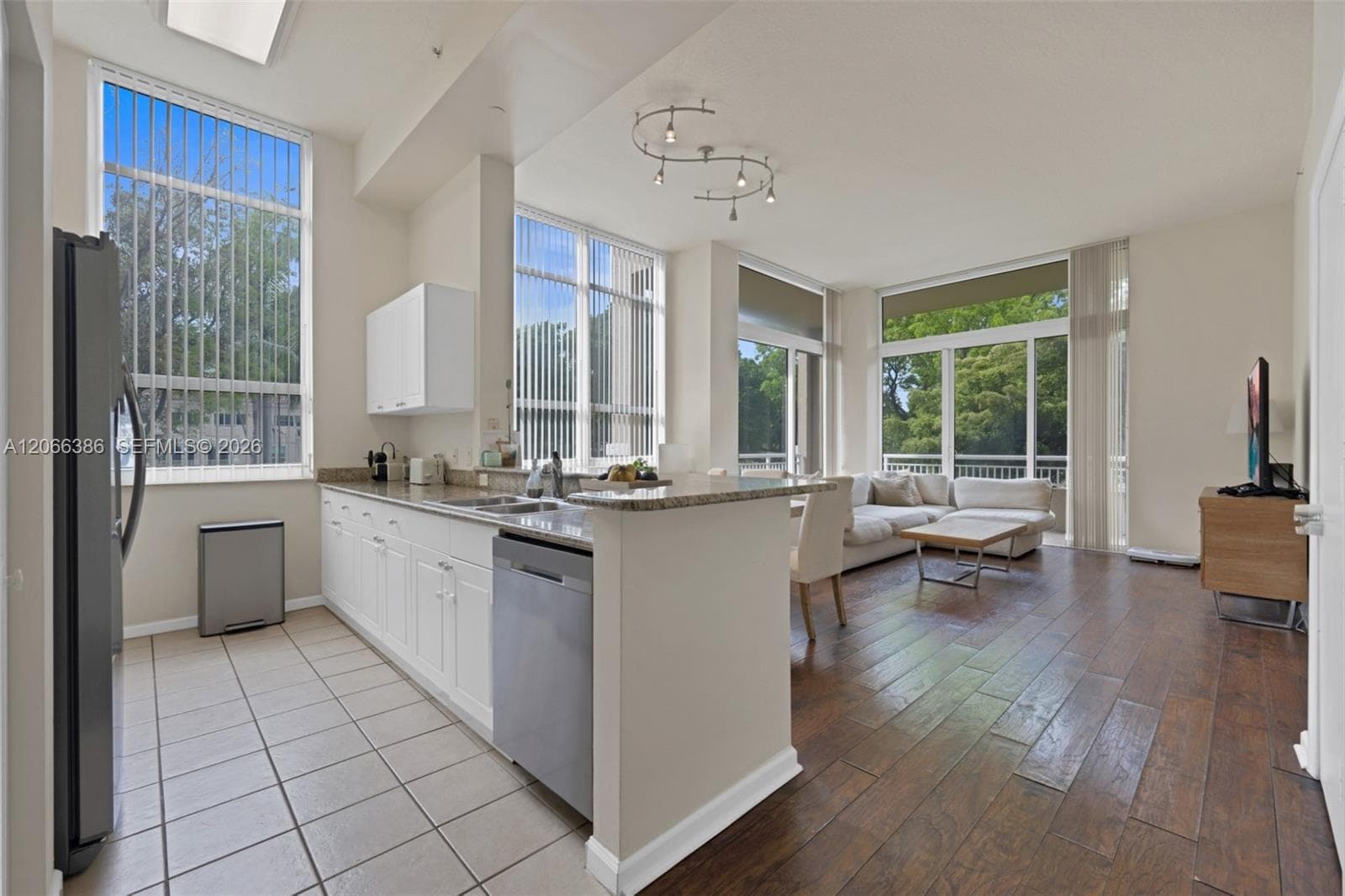 TURNBERRY ON THE GREEN CO · #208 in Aventura - Photo 4