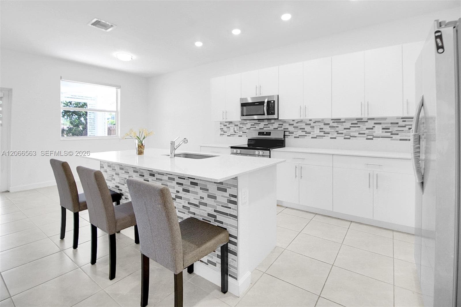 879 SE 26th Ter photo 11