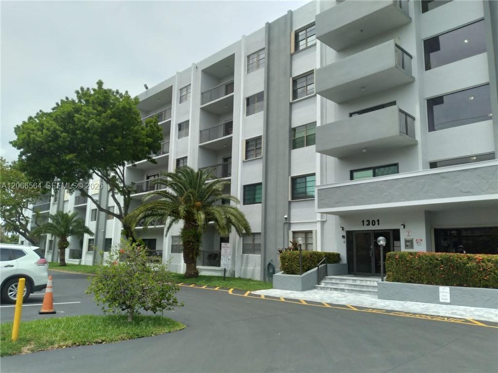 HALLANDALE GARDENS CONDO · #415 in Hallandale Beach - Photo 16