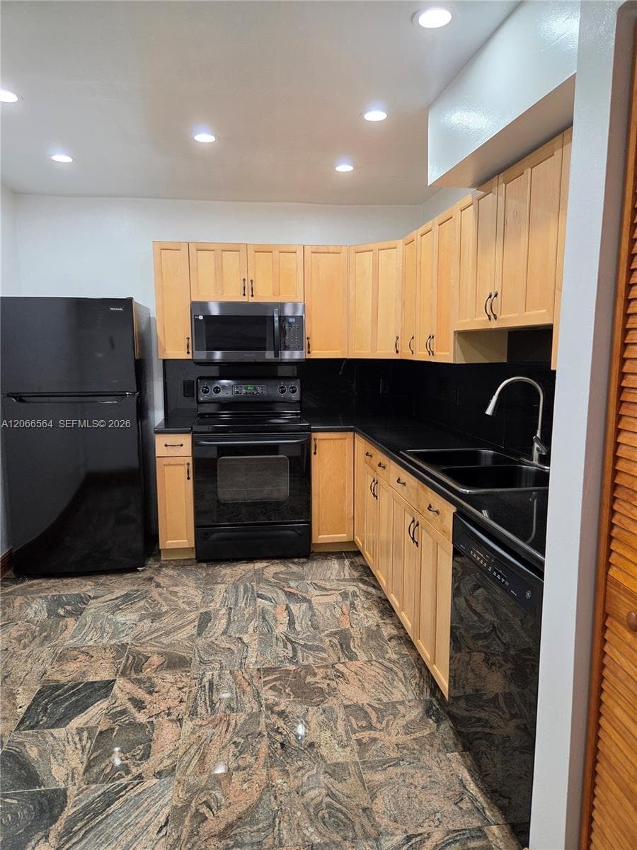 HALLANDALE GARDENS CONDO · #415 in Hallandale Beach - Photo 3
