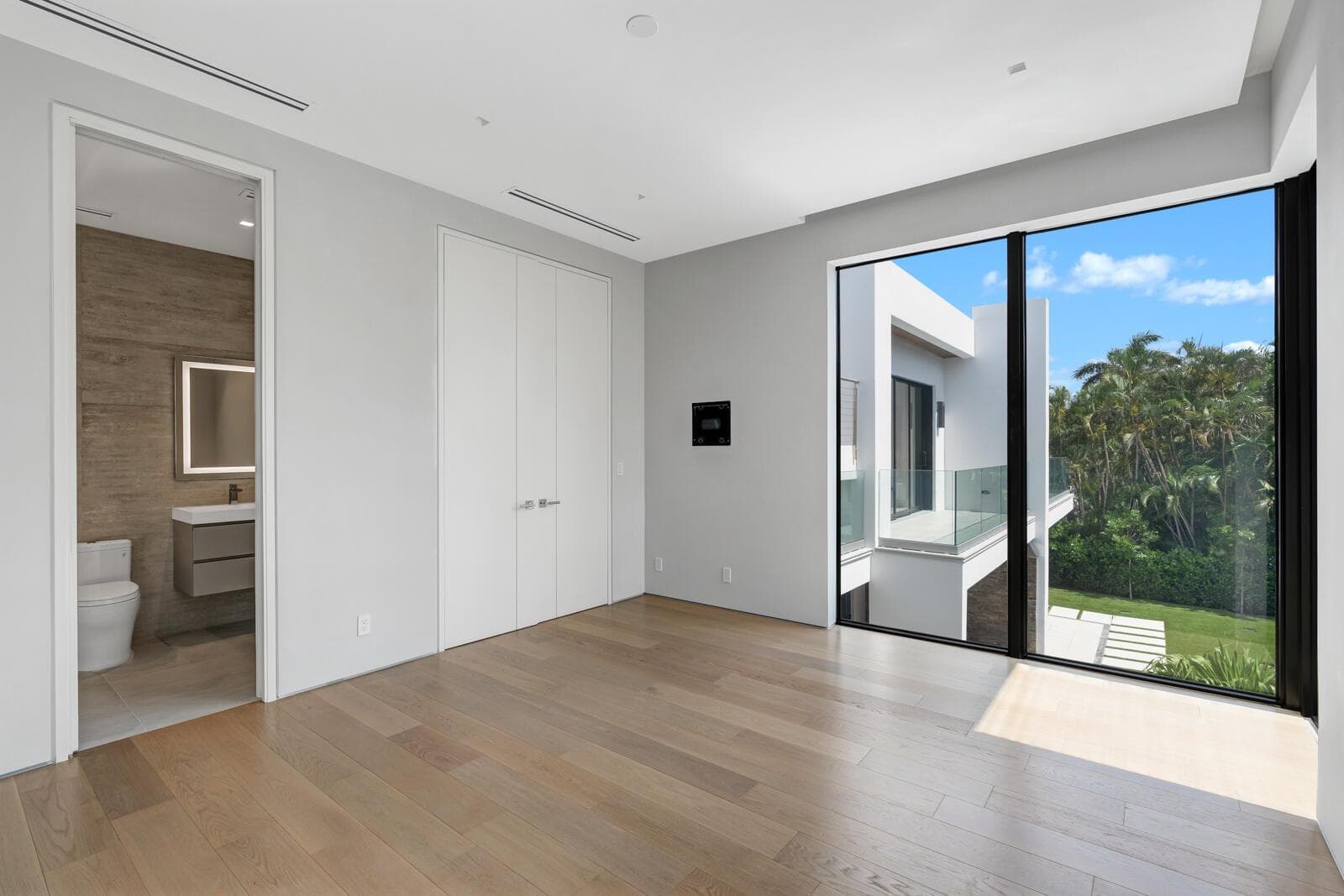LG100751-MLS