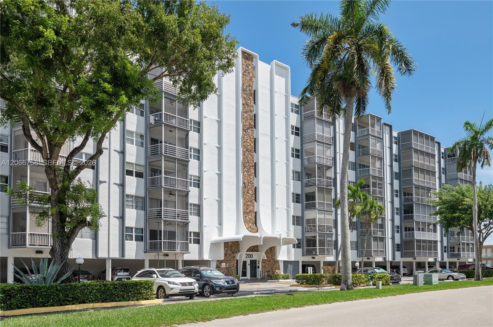FAIRWAYS RIVIERA · #830 in Hallandale Beach - Photo 16