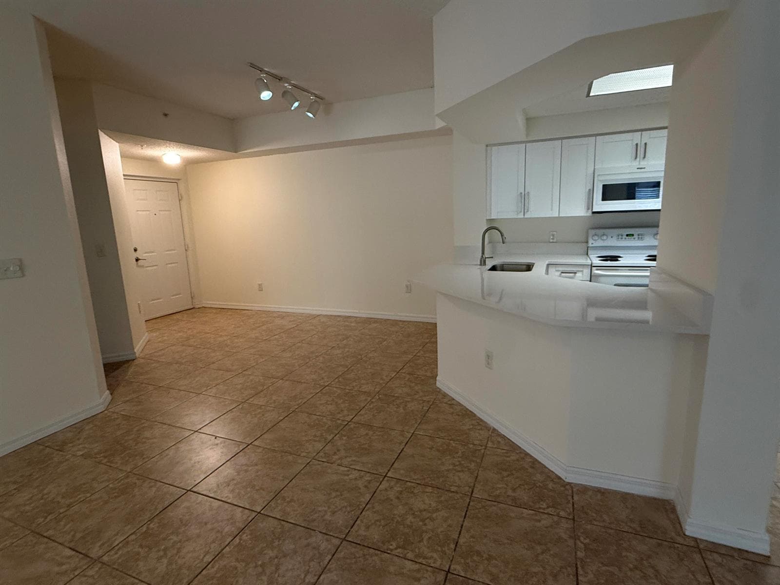 Dining Room & Entrance