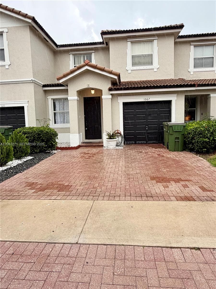 1067 NE 41st Pl photo 1