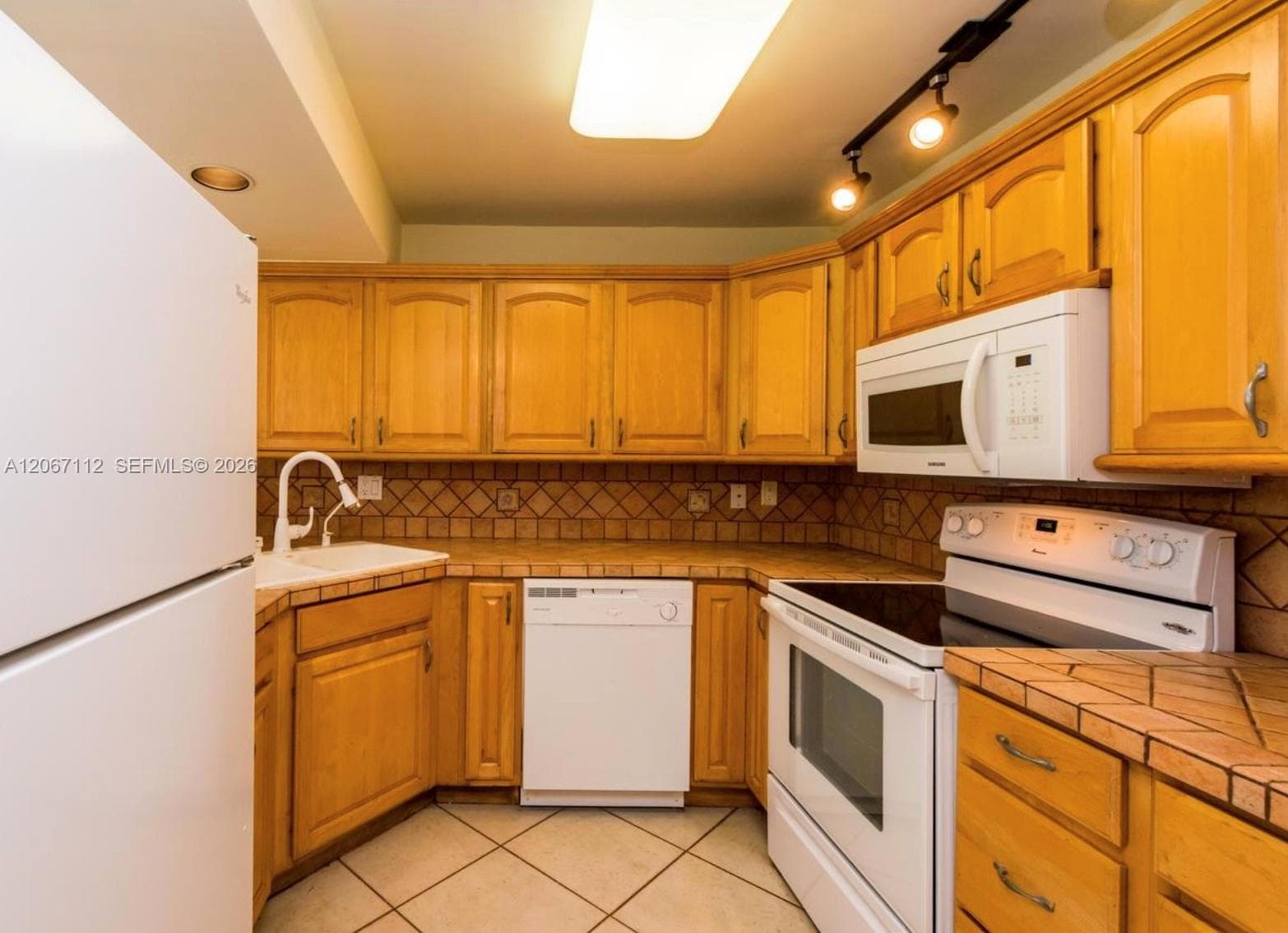 AVANT GARDE CONDO · #806 in Hallandale Beach - Photo 6