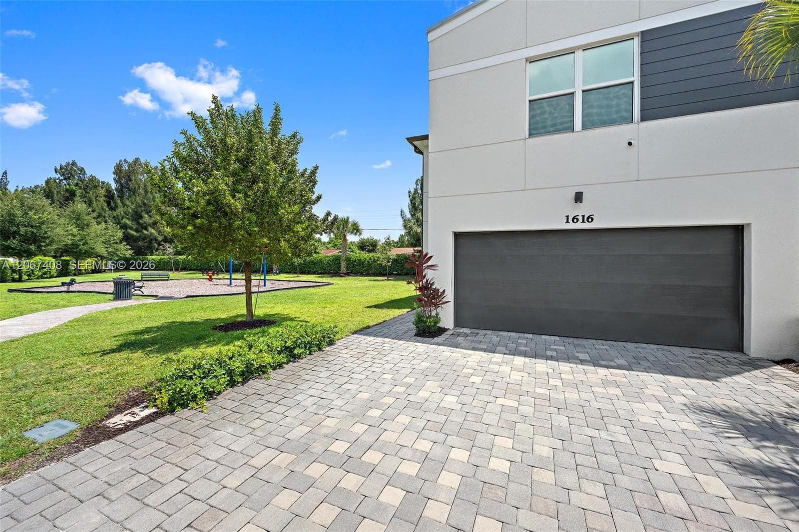 1616 Lindley St photo 2