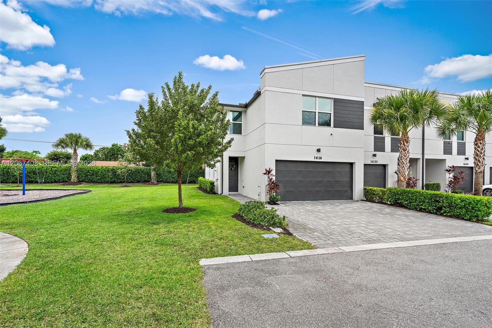 1616 Lindley St photo 1