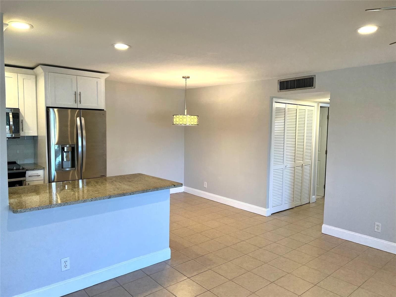 KITCHEN & DINING RM