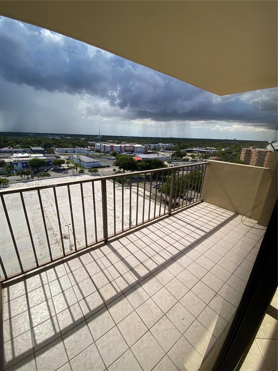 GREENWICH PH I CONDO · #A1406 in North Miami - Photo 11