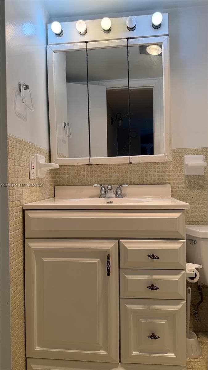 BATHROOM-CLOSET