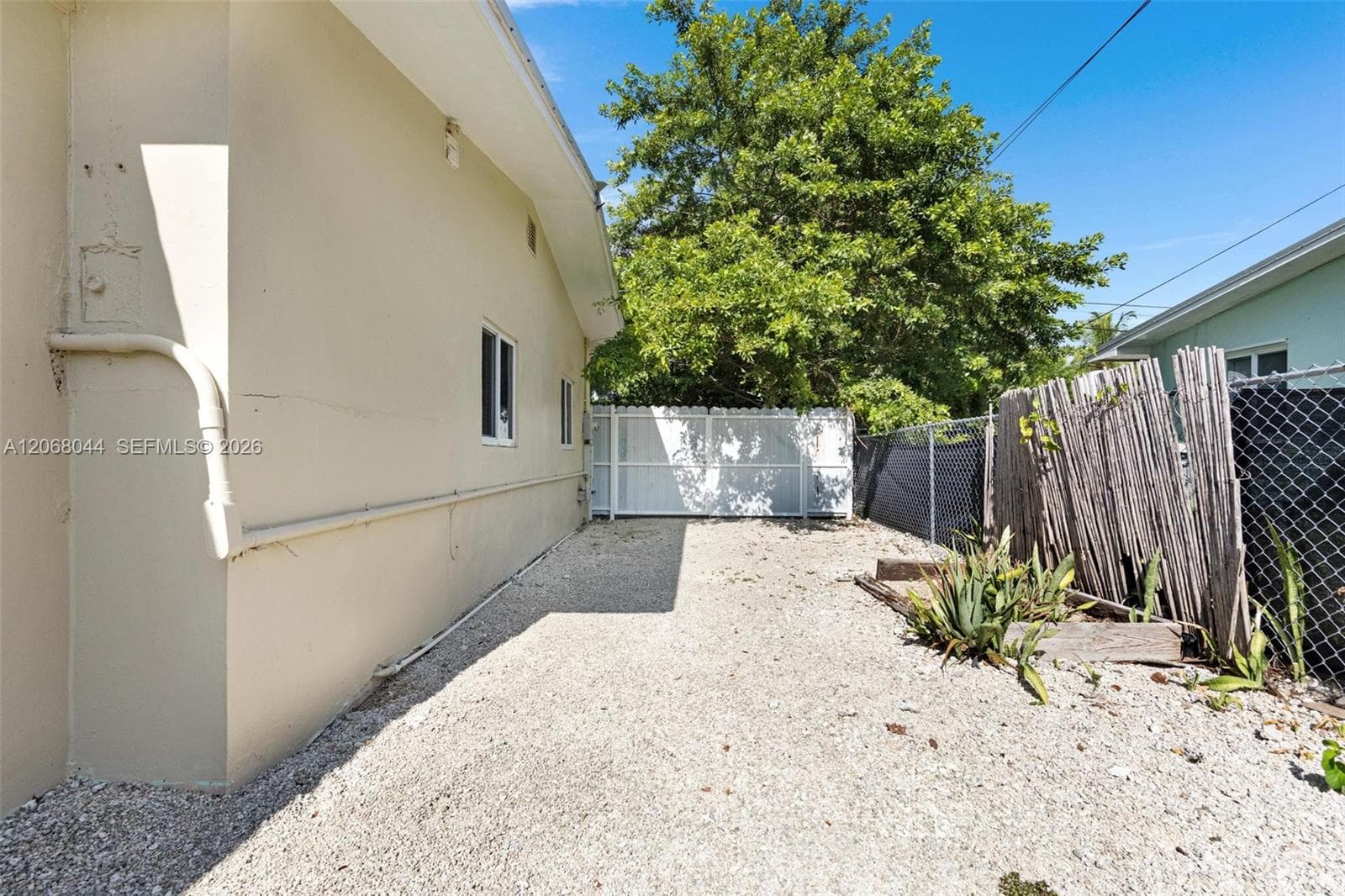 980 Oleander Rd photo 13