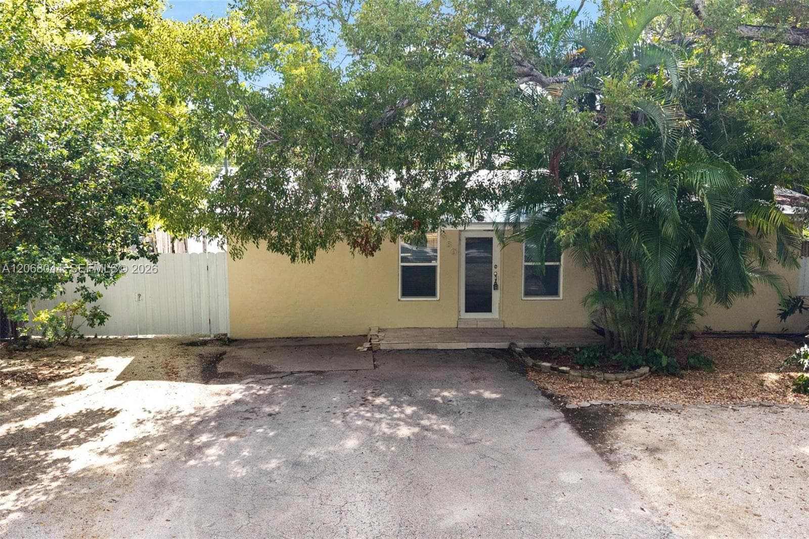 980 Oleander Rd photo 3