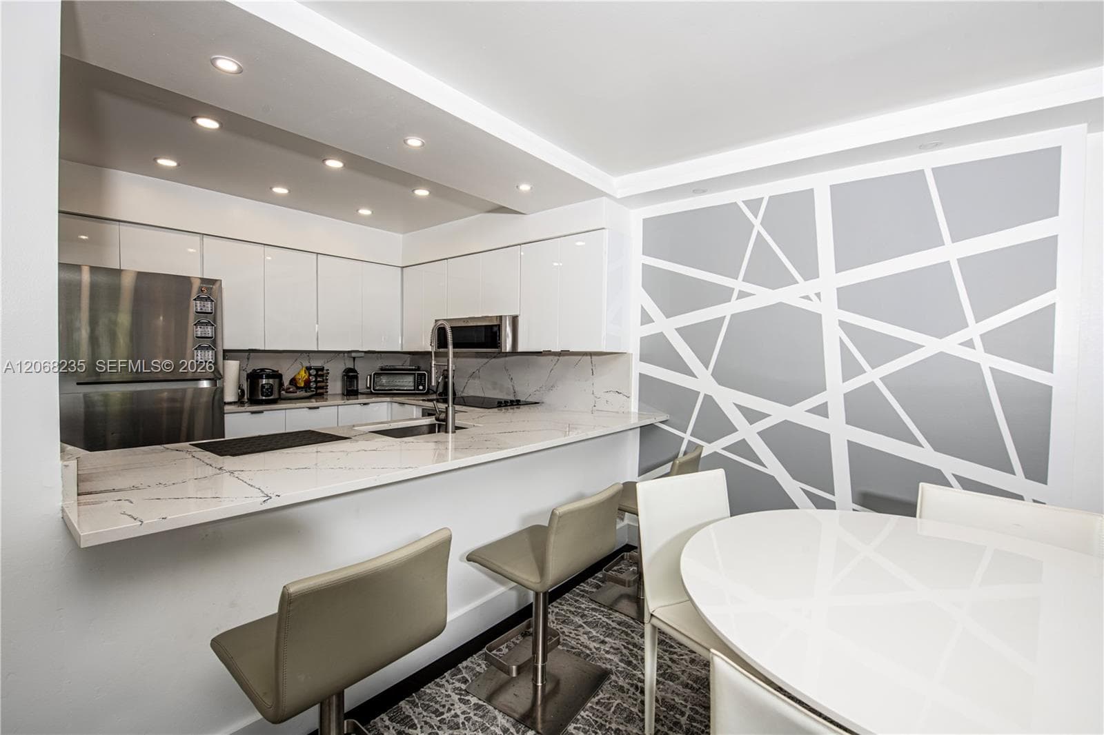 THE PRESIDENTIAL CONDO · #303 in Miami Beach - Photo 4